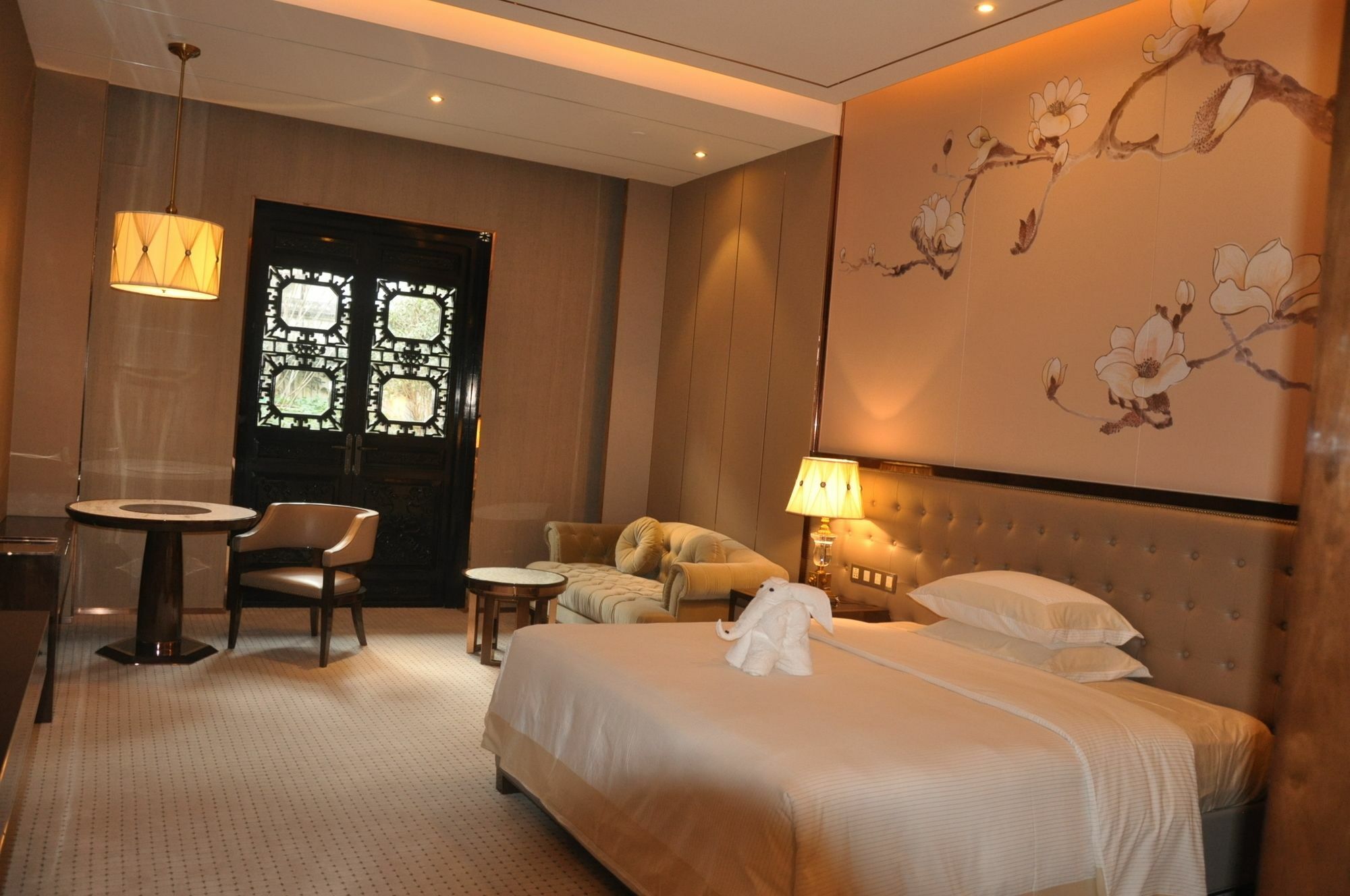 Royal Garden Hotel Shanghai-Free Shuttle To And From Disney & Pvg & Close Metro Line2 Easy To Sha New Expo Екстериор снимка